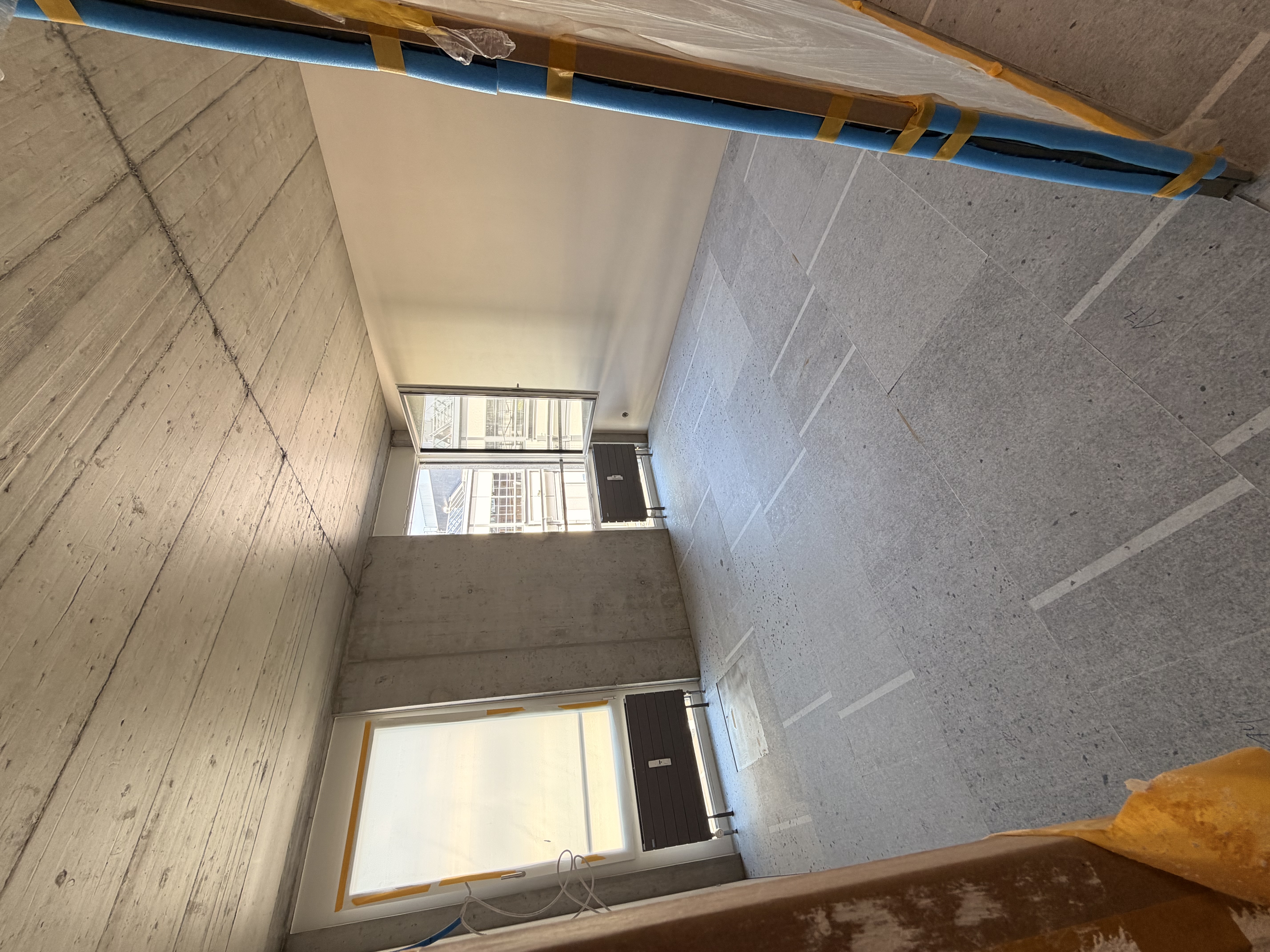Bau der neuen PODORO Podologiepraxis in Muri AG – Behandlungsraum mit Sichtbetondecke während der Renovation